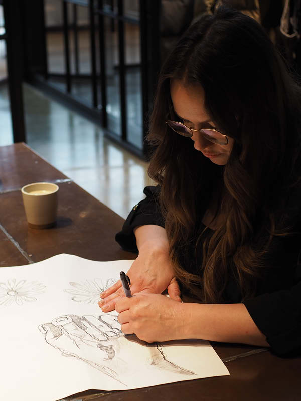 Künstlerisches Tuch handgezeichnet von unserem Druckdesigner.