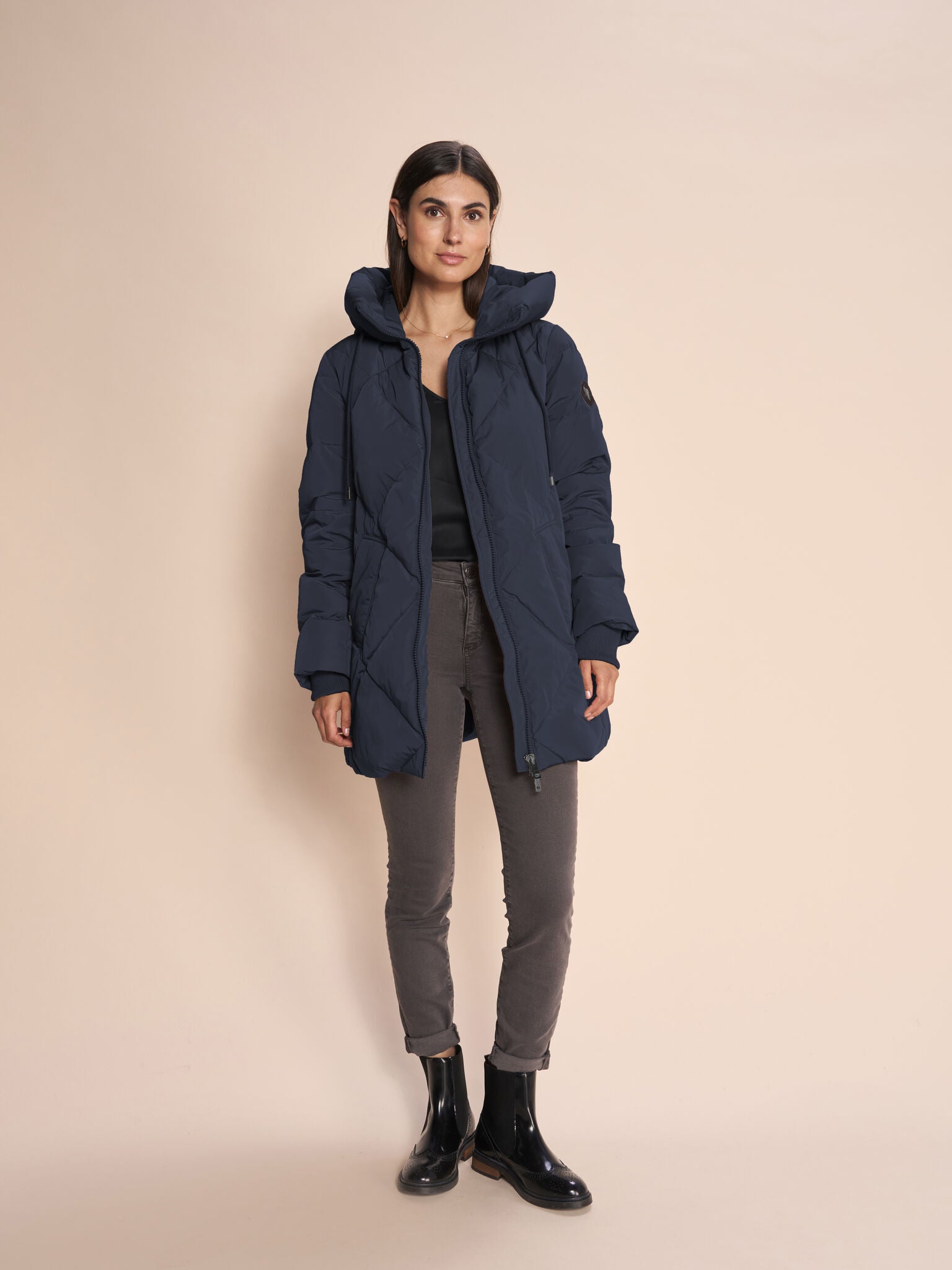 Modelshot / Navy / Detail