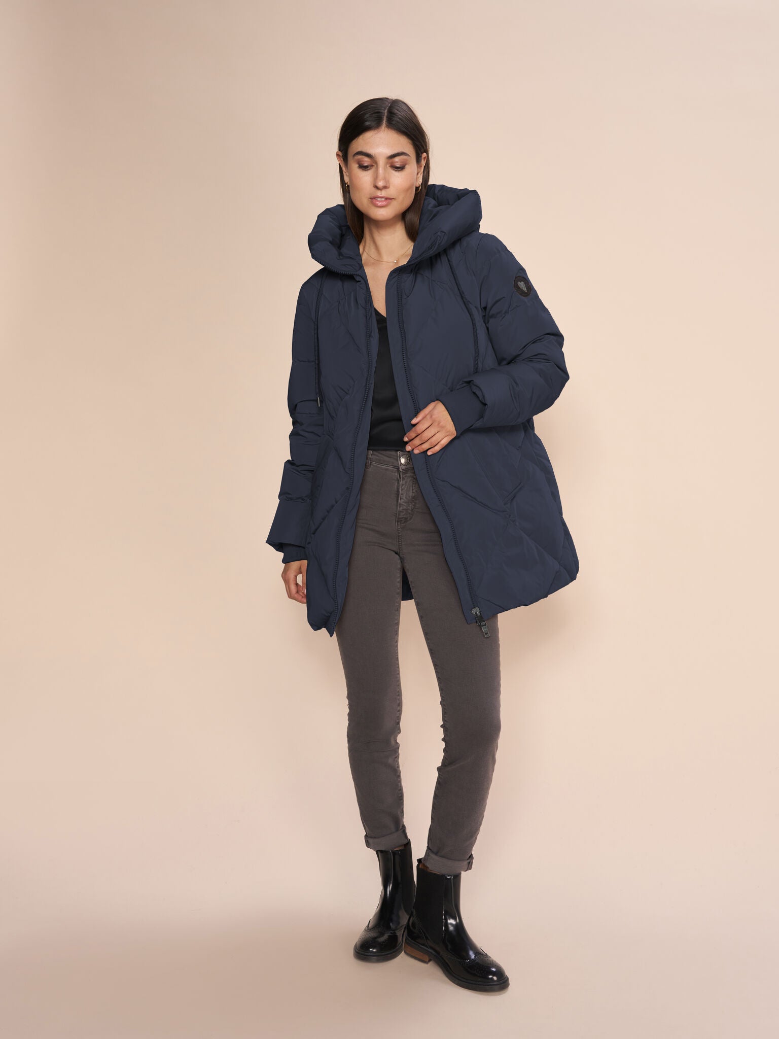 Modelshot / Navy / Detail