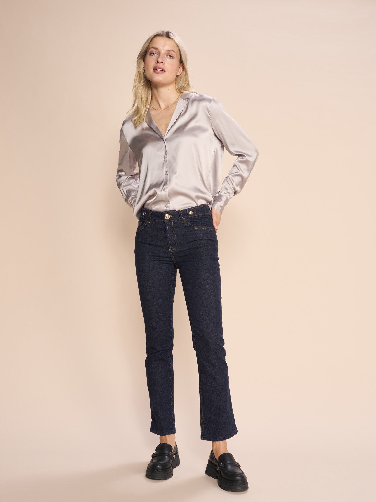 Modelshot / Dark Blue / Detail