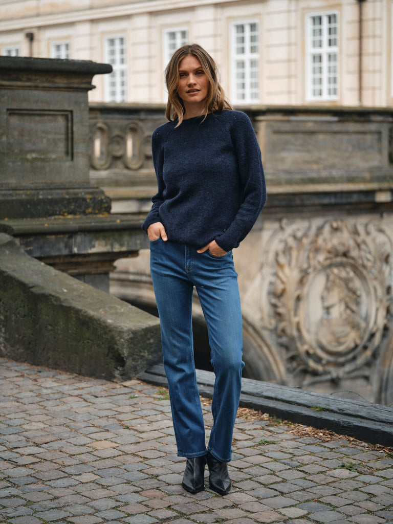 Modelshot / Mid Blue / Detail