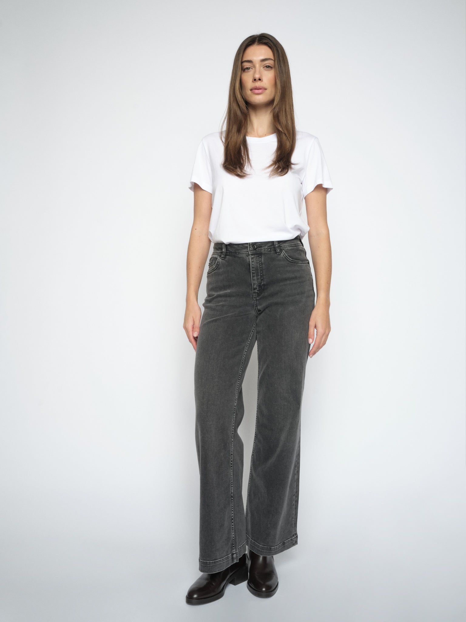 Modelshot / Grey / Detail