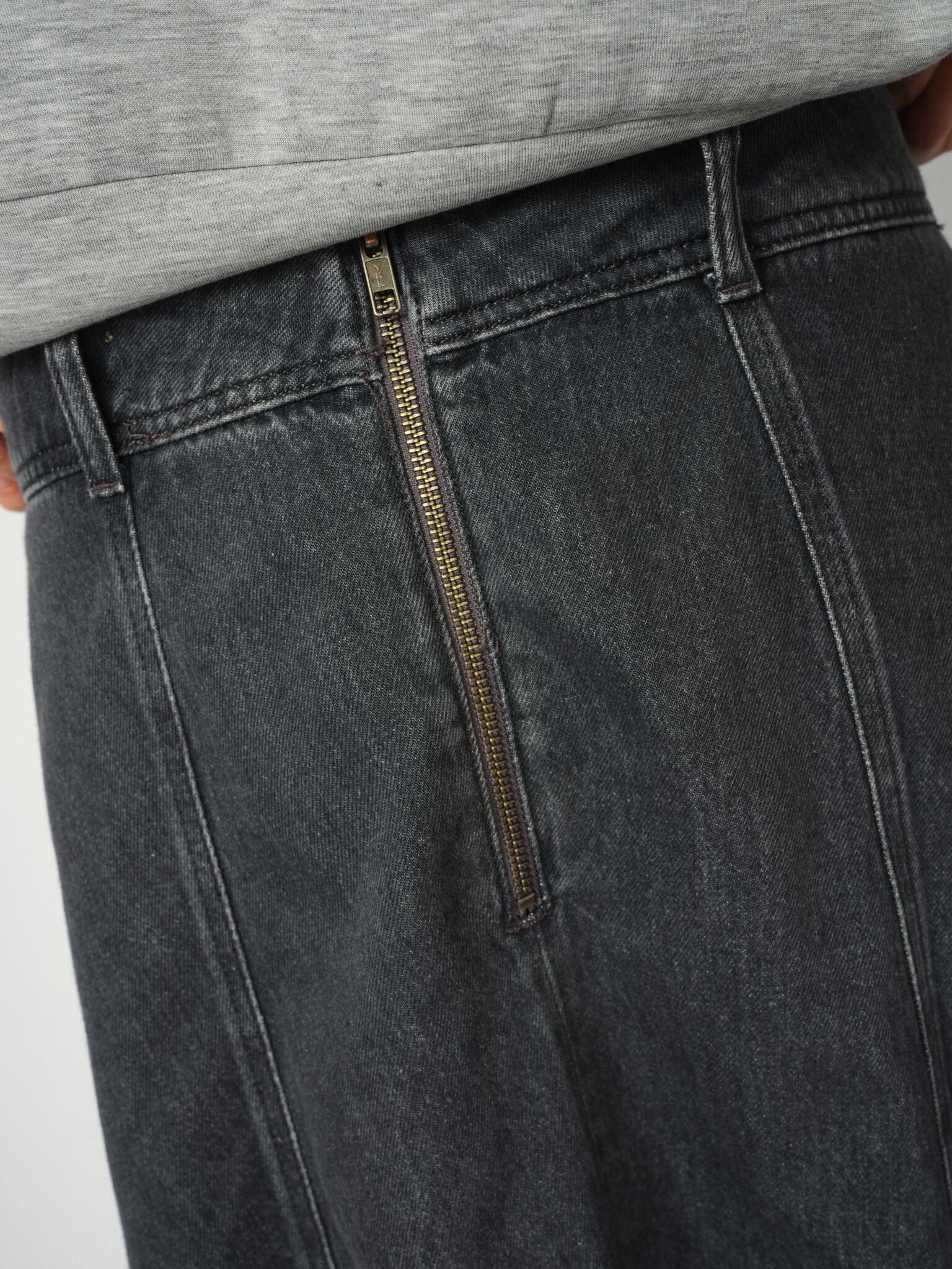 Modelshot / Grey / Detail