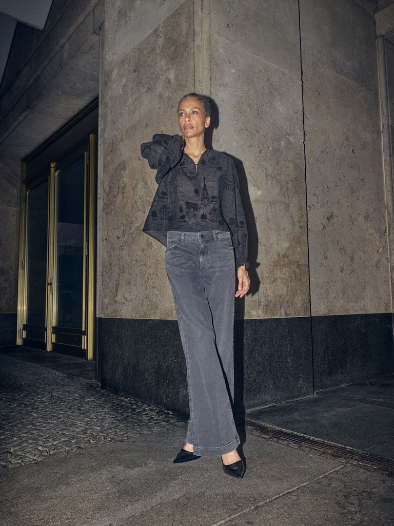 Modelshot / Grey / Detail