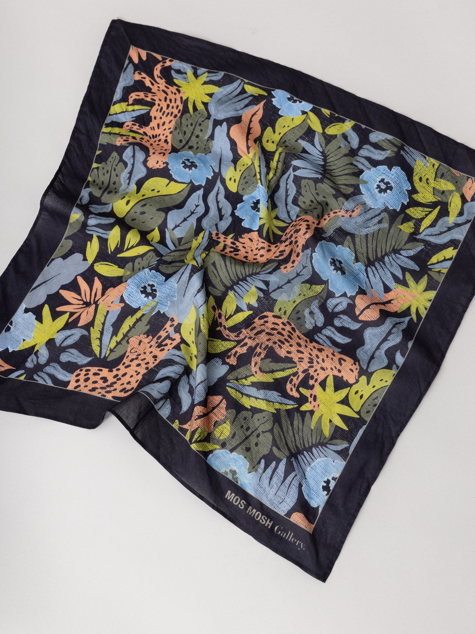 Modelshot / Salute Navy / Detail