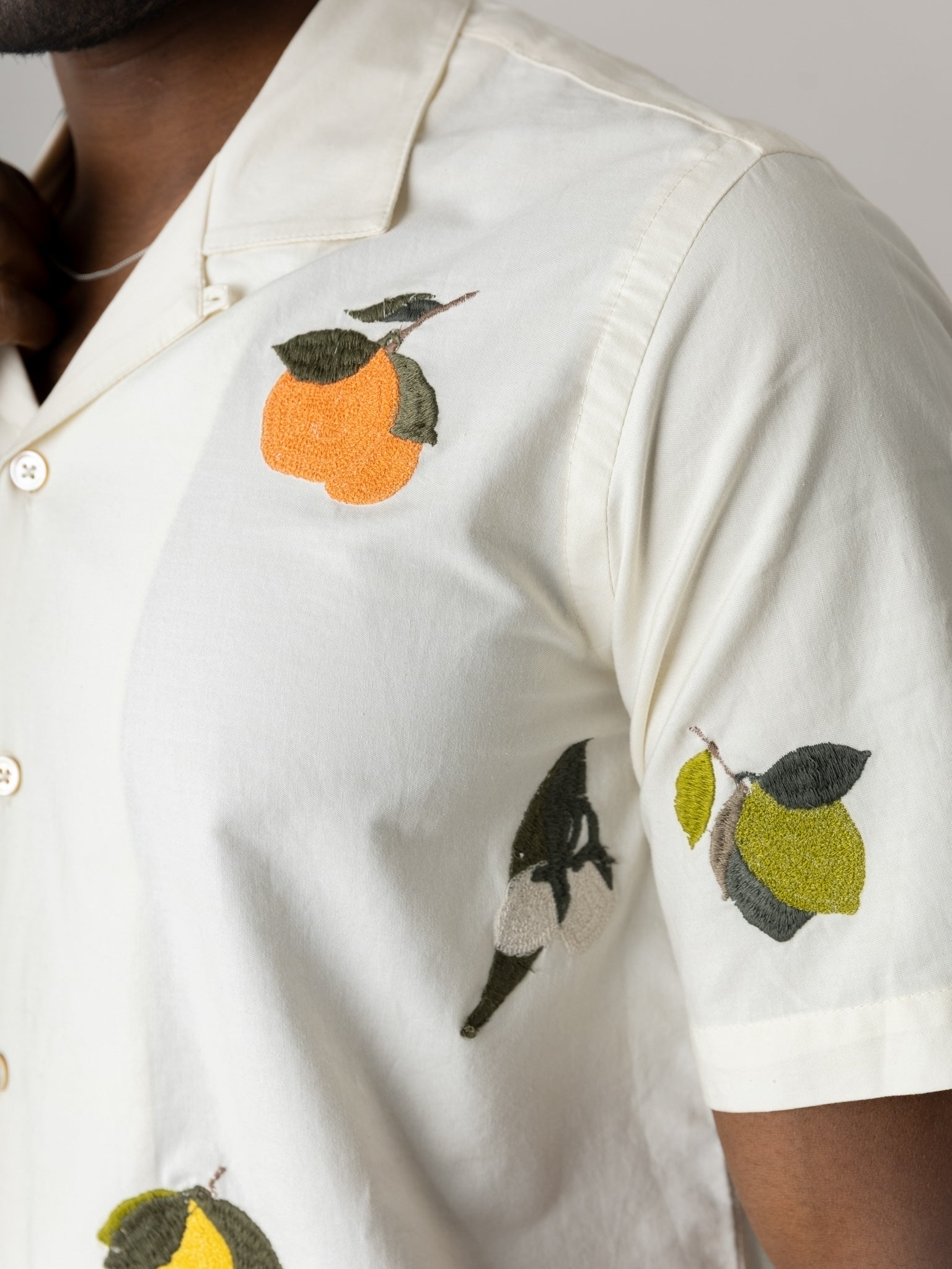 Modelshot / Ecru / Detail