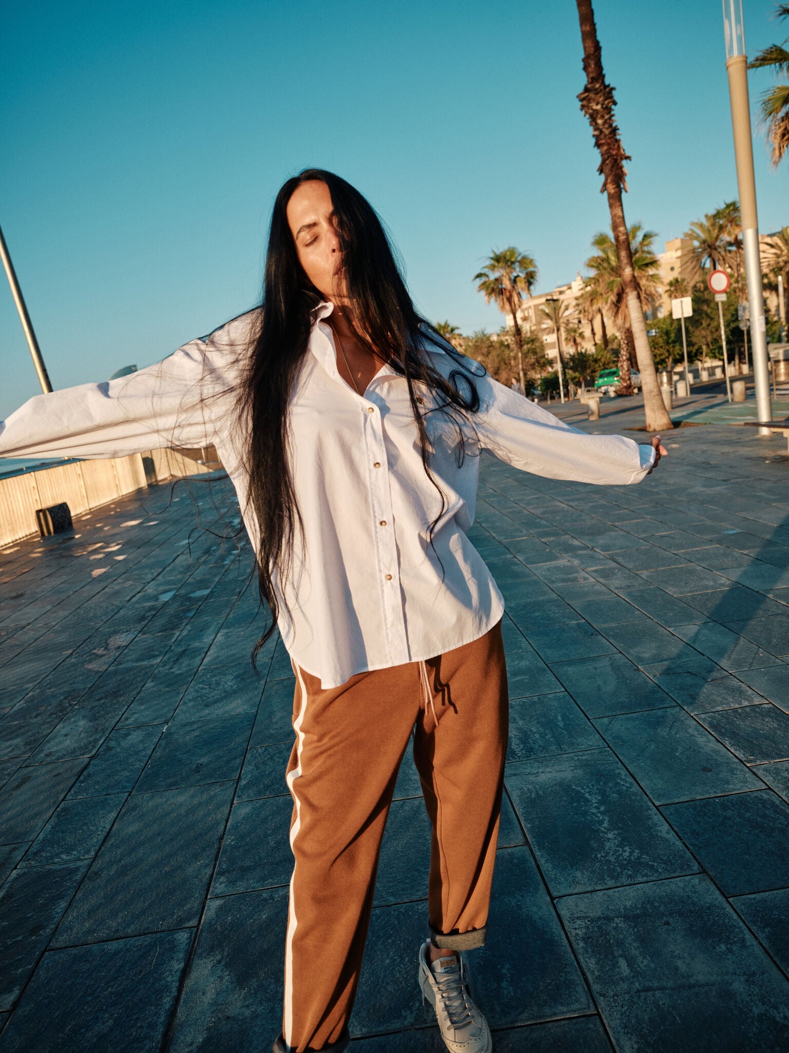 Modelshot / White / Detail