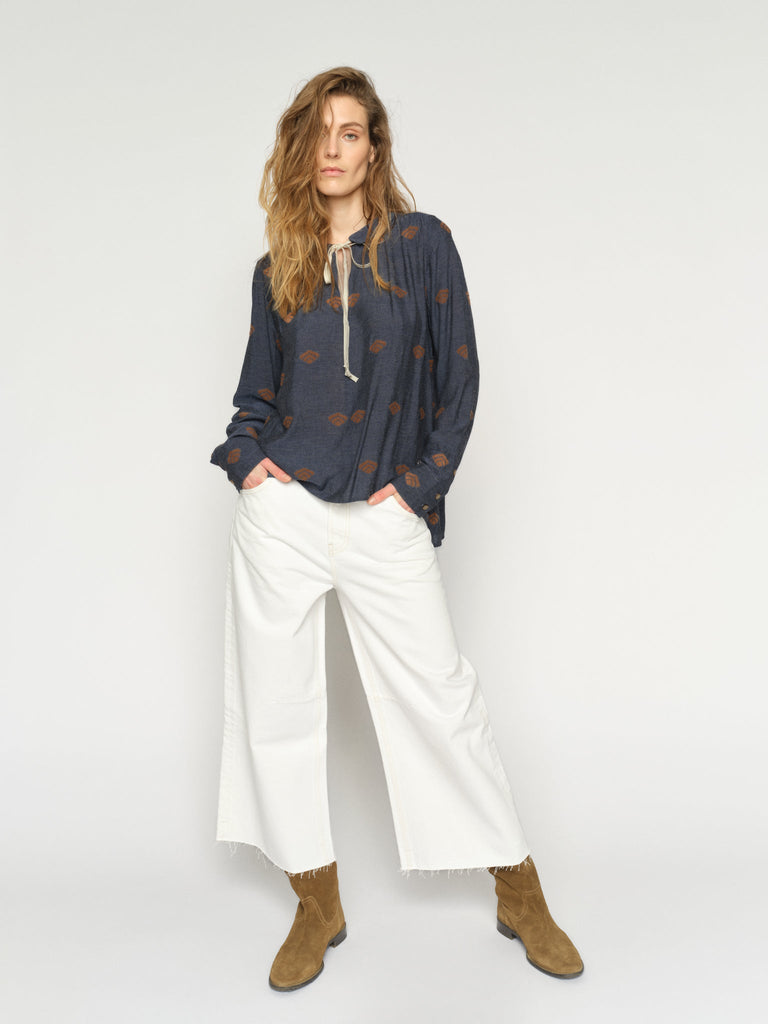 Modelshot / White / Detail