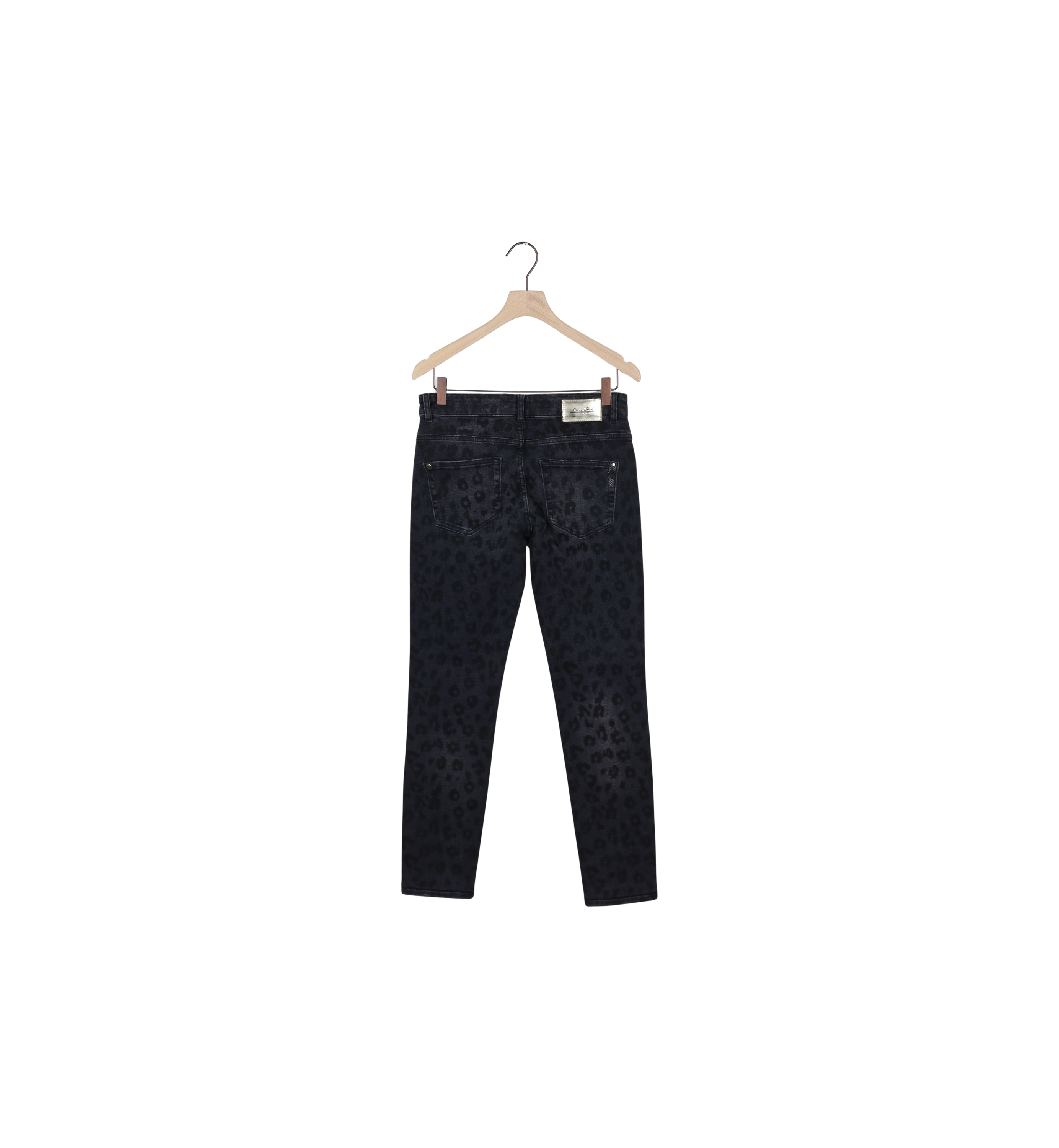 Packshot / Black Leo / ReLoved