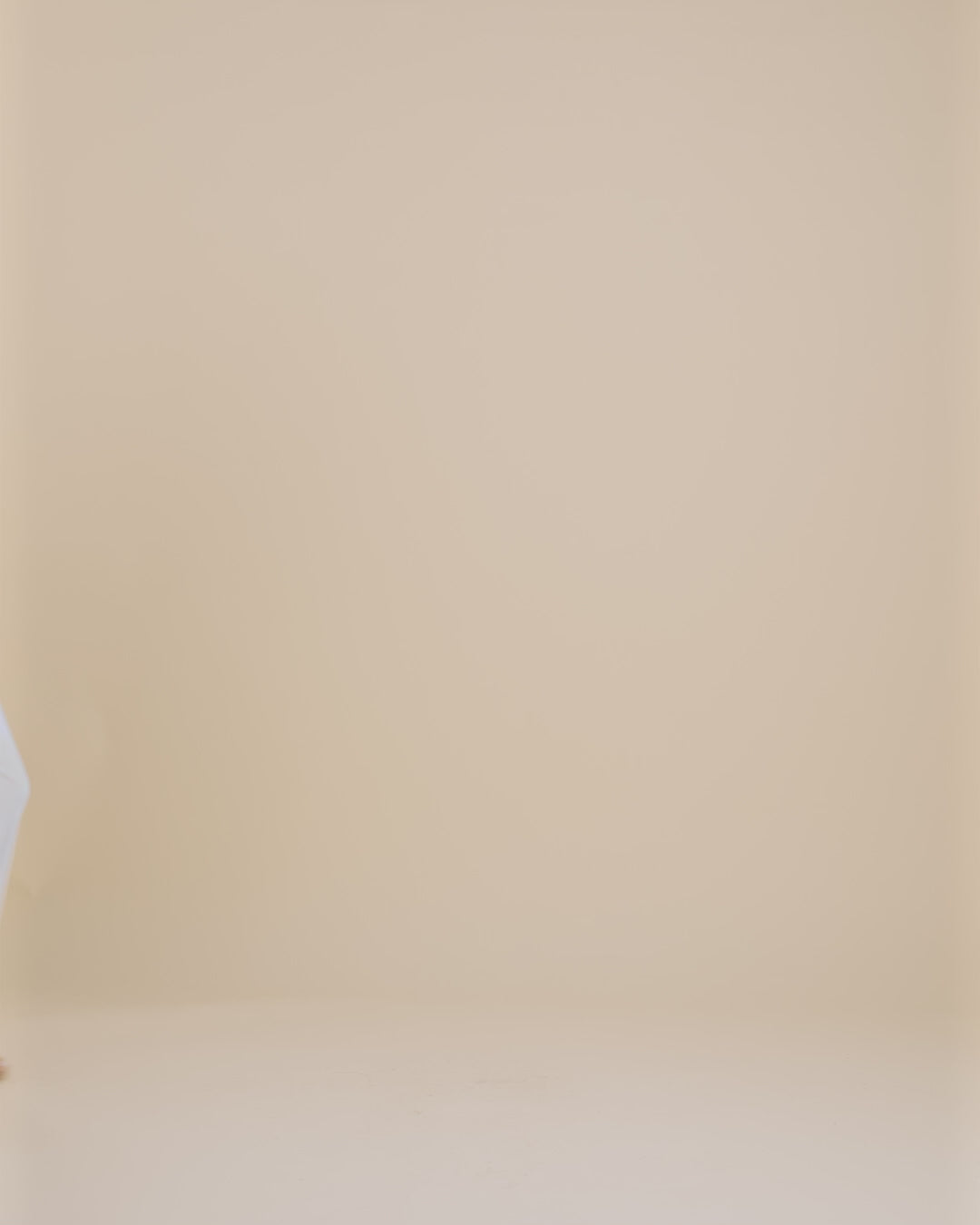 Modelshot / White / Detail