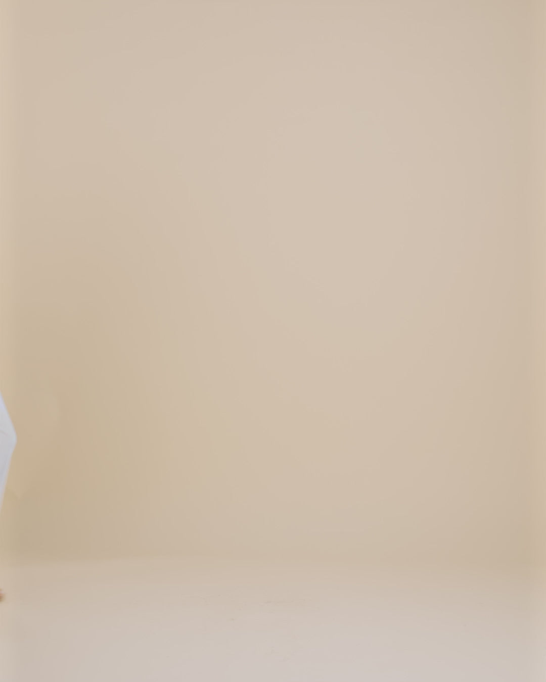 Modelshot / White / Detail